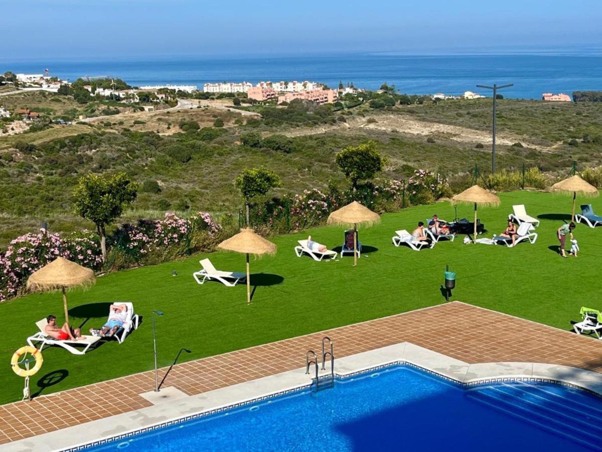 Small Oasis Nelson Mandela Apartment With Sea View, Two Bedrooms, Parking, Terrace And Pool Manilva Kültér fotó